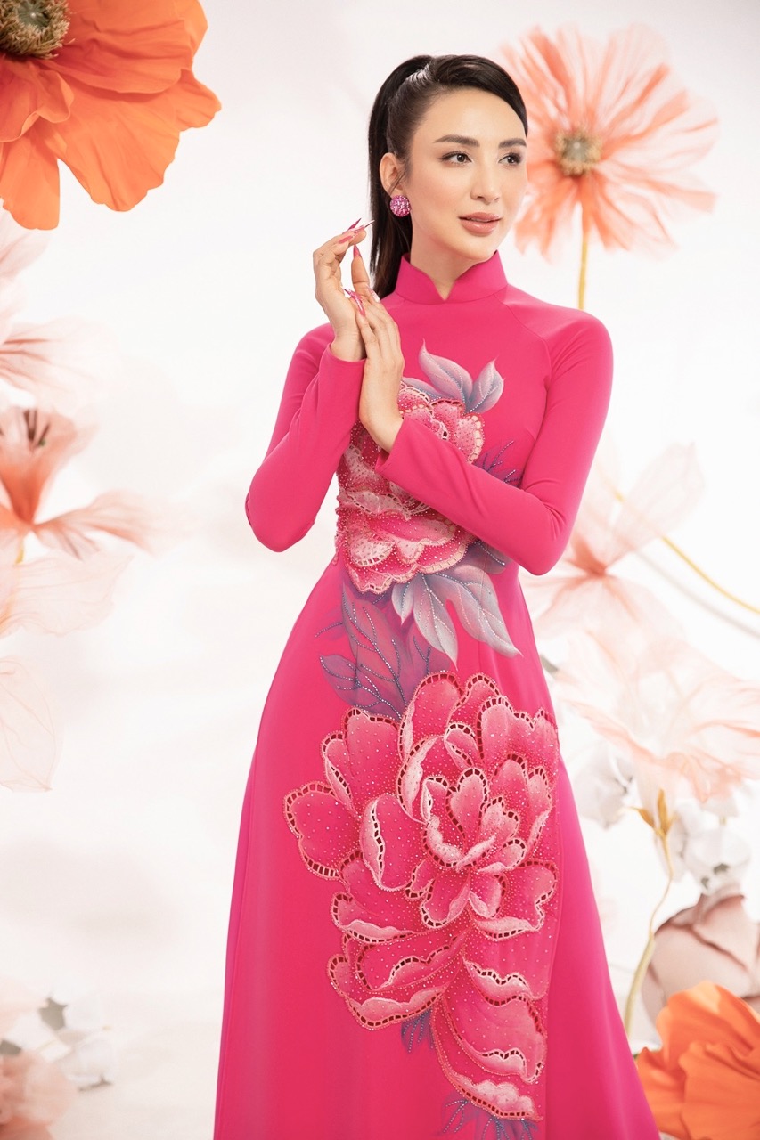 Điểm nhấn của bộ sưu tập áo dài lần này là được làm trên nền thêu tay - nét đặc trưng văn hóa của Việt Nam. Nhà thiết kế Minh Châu cho biết việc thực hiện bộ trang phục theo xu hướng thủ công là một bài toán khó vì đòi hỏi nhân lực cũng như độ tỉ mỉ, chính xác cao. 