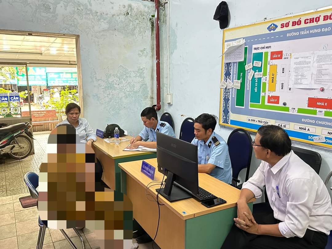 BQL chợ Đông Ba làm việc với hộ kinh doanh có hành vi bán hàng nói thách.  Ảnh: Ban Quản lí chợ Đông Ba. 