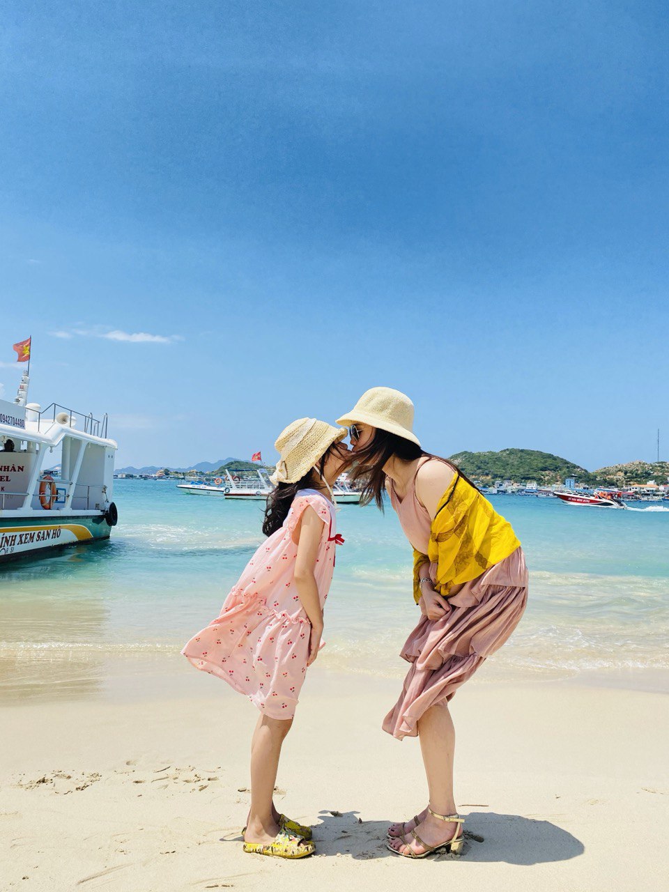 Mẹ con nữ du khách chụp hình lưu niệm ở bãi Kinh. Ảnh: Linh Boo