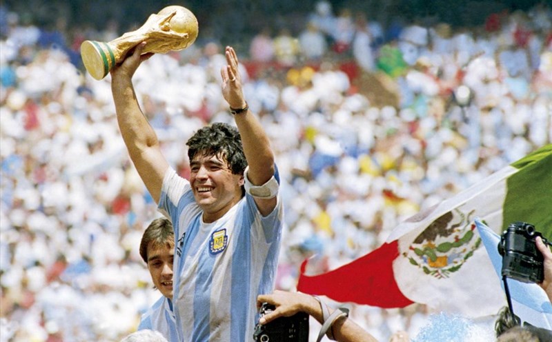 Bất chấp đời sống cá nhân bê bối, Maradona vẫn là huyền thoại số 1 của đội tuyển Argentina. Ảnh: FIFA World Cup.