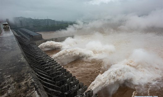 Cửa xả lũ đập Tam Hiệp trên sông Dương Tử ở Trung Quốc. Ảnh minh họa: Xinhua