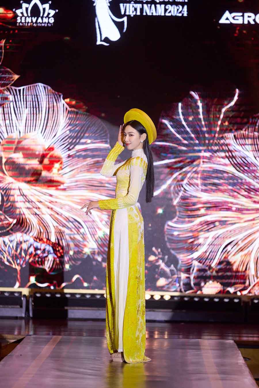 Hoa hậu Thùy Tiên xuất hiện với tà áo dài nền nã 