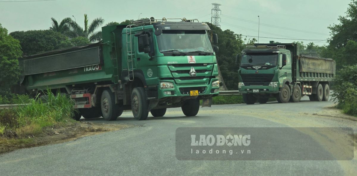 Xe "hổ vồ" này chưa kịp xuống, xe kia đã đi ngược lên tại dốc cống Việt Yên (xã Điệp Nông, huyện Hưng Hà, tỉnh Thái Bình). Ảnh: Trung Du 