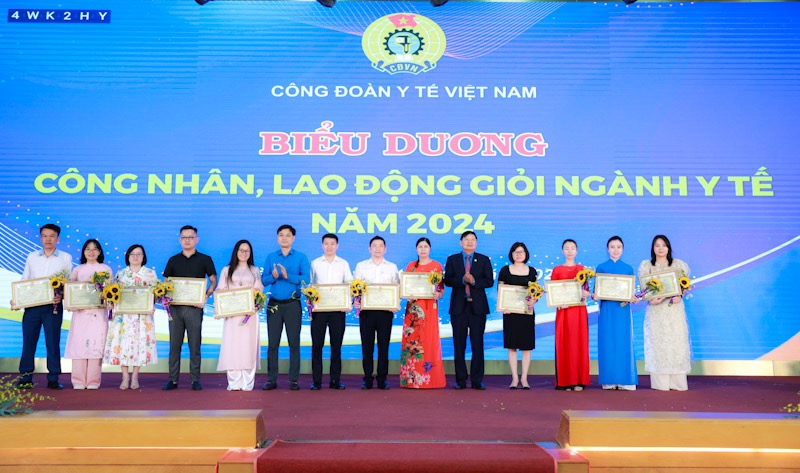 Phó Chủ tịch Tổng Liên đoàn Lao động Việt Nam Phan Văn Anh (thứ 5 từ phải qua) trao Bằng khen tới các cá nhân 