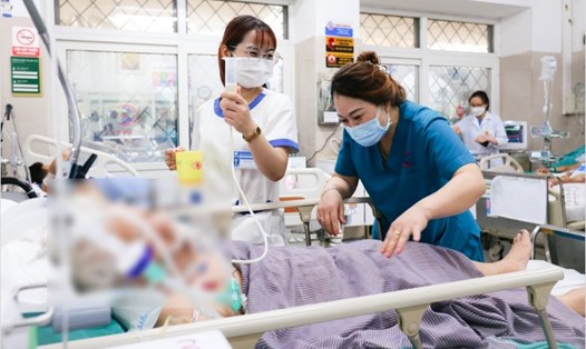 Nhân viên y tế Bệnh viện Bạch Mai trong giờ làm việc. Ảnh: Hải Nguyễn