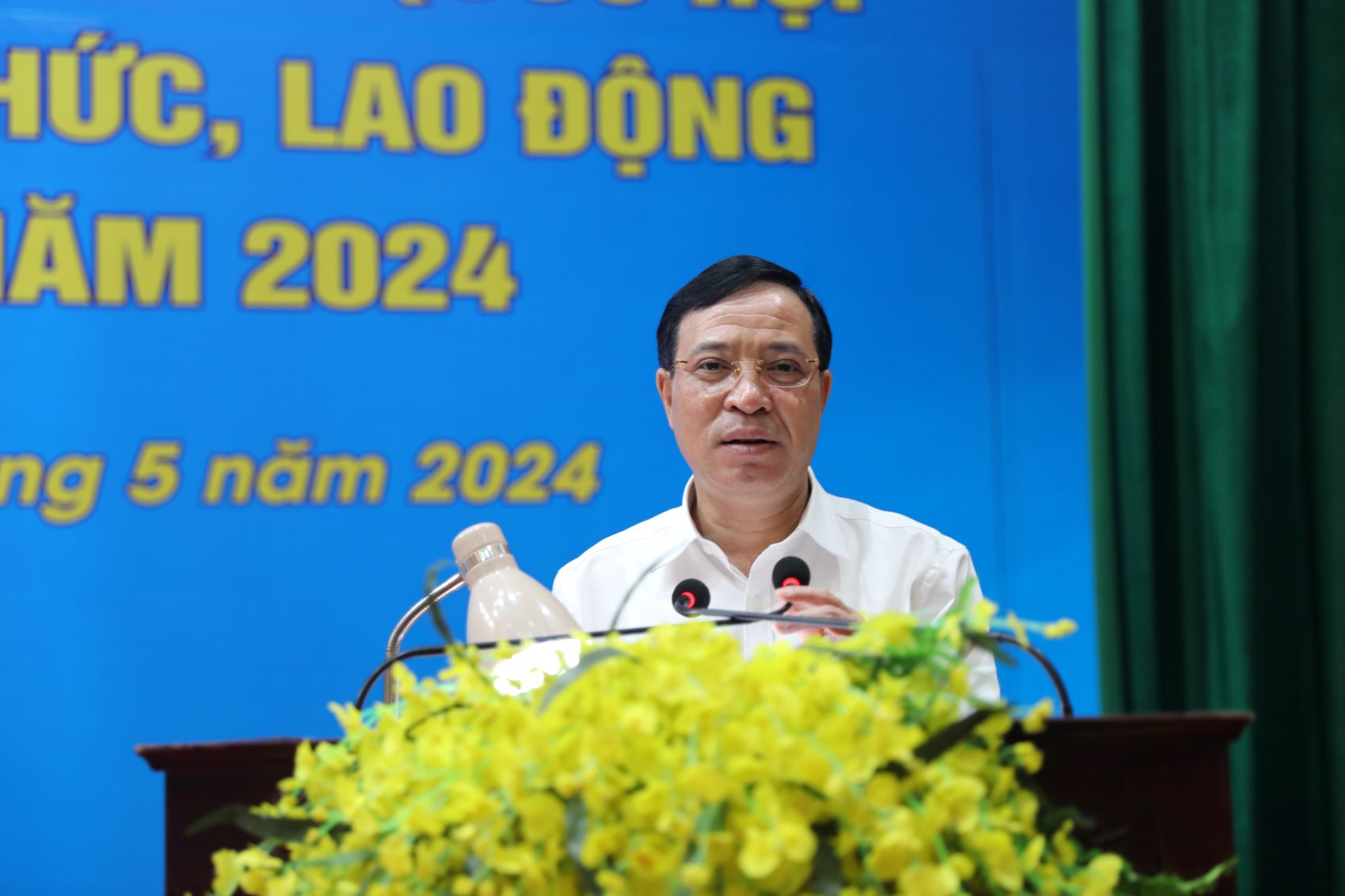 Ông Lại Thế Nguyên - Phó Bí thư Thường trực Tỉnh ủy, Trưởng đoàn ĐBQH tỉnh Thanh Hóa phát biểu tại hội nghị. Ảnh: X.H