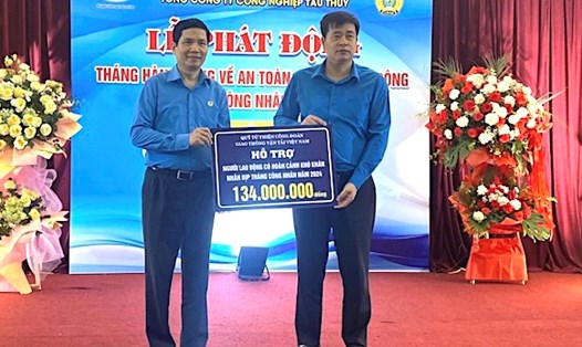 Ông Phạm Hoài Phương, Chủ tịch Công đoàn Giao thông Vận tải Việt Nam (bên phải) đã trao quà hỗ trợ cho đại diện công nhân lao động. Ảnh: CĐGT