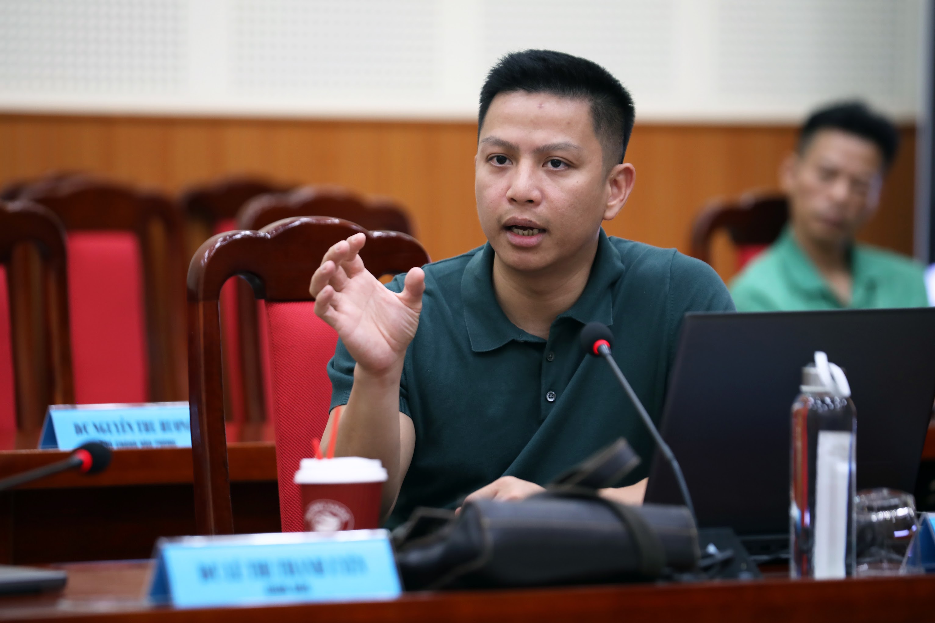 Chuyên gia an ninh mạng Ngô Minh Hiếu (Hiếu PC), trao đổi với phóng viên Báo Lao Động về tình hình lừa đảo qua mạng vào ngày 8.5.2024. Ảnh: Tô Thế