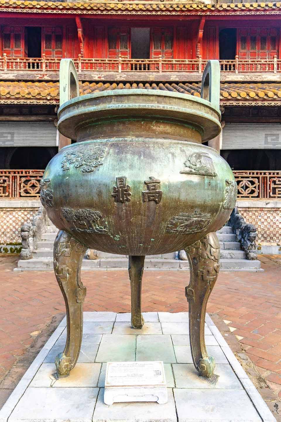 Những bản đúc nổi trên chín đỉnh đồng ở Hoàng cung Huế chính thức được ghi danh vào Danh mục Di sản tư liệu khu vực châu Á - Thái Bình Dương của UNESCO. Ảnh: Bộ VHTTDL