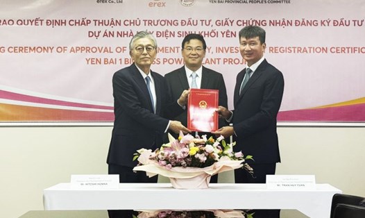 Chủ tịch UBND tỉnh Yên Bái Trần Huy Tuấn (bên phải ảnh) trao Quyết định chấp thuận chủ trương đầu tư Dự án nhà máy điện sinh khối Yên Bái 1 cho Công ty cổ phần Erex, Nhật Bản. Ảnh: Cổng thông tin Yên Bái

