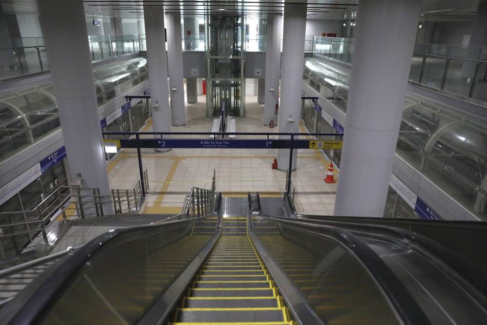 Đại diện Ban quản lý đường sắt đô thị TP.HCM cho biết ga ngầm Bến Thành thiết kế ở độ sâu khoảng 32 m, với kết cấu 4 tầng. Trong ảnh là khu vực tầng 1 được thiết kế với tông màu trắng chủ đạo, có hệ thống 174 cột trụ bê tông ốp nhôm.
