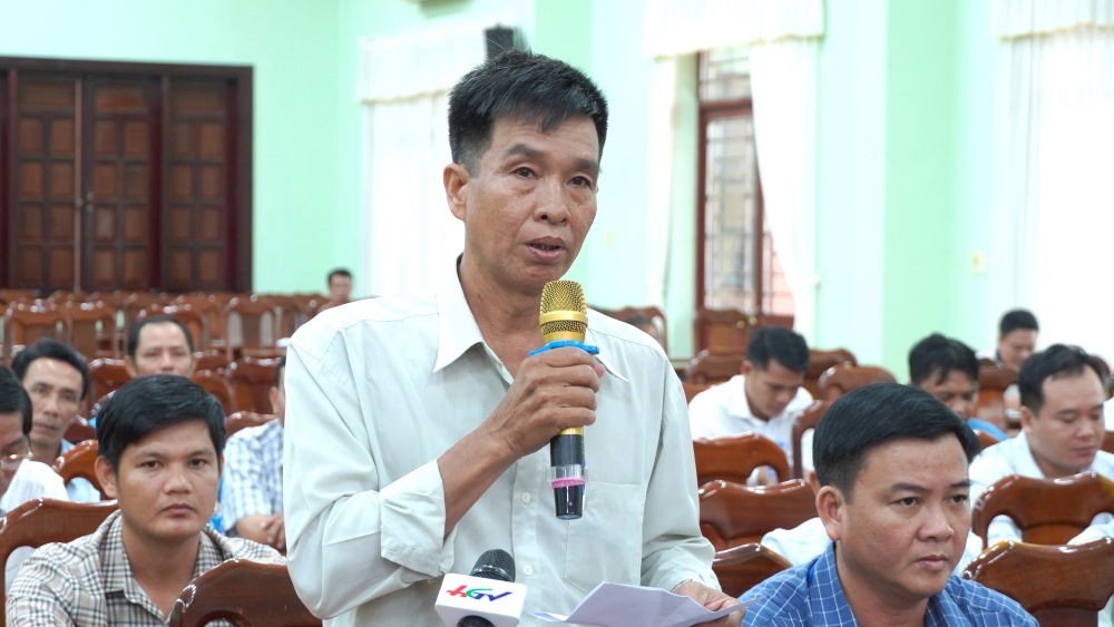 Cử tri Nguyễn Thanh Hùng (thị trấn Nàng Mau, huyện Vị Thủy) - phát biểu tại buổi tiếp xúc. Ảnh: Tạ Quang