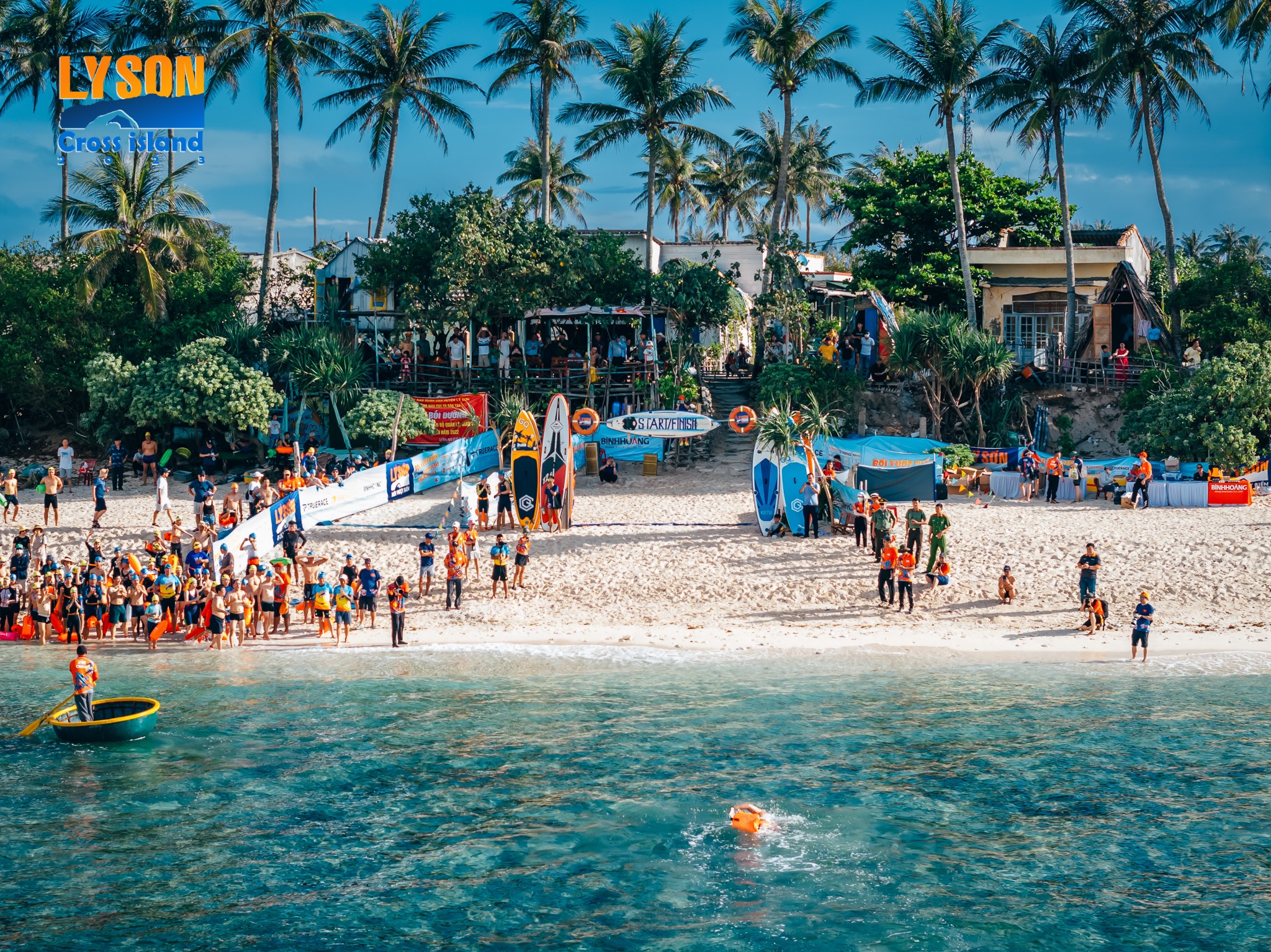 Giải bơi vượt biển Lý Sơn Cross Island trong năm đầu tiên tổ chức. Ảnh: Hữu Danh