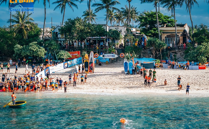 Giải bơi vượt biển Lý Sơn Cross Island trong năm đầu tiên tổ chức. Ảnh: Hữu Danh