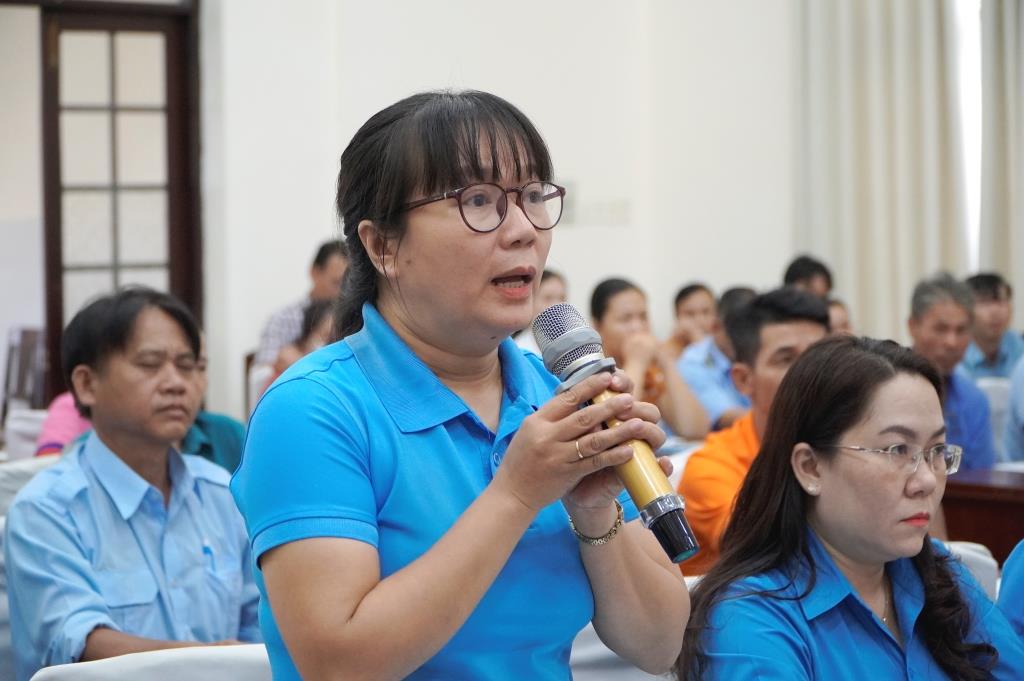 Bà Tôn Nữ Mỹ Hạnh - Chủ tịch CĐCS công ty TNHH Hwaseung Rạch Giá phát biểu tại hội nghị. Ảnh: Nguyên Anh