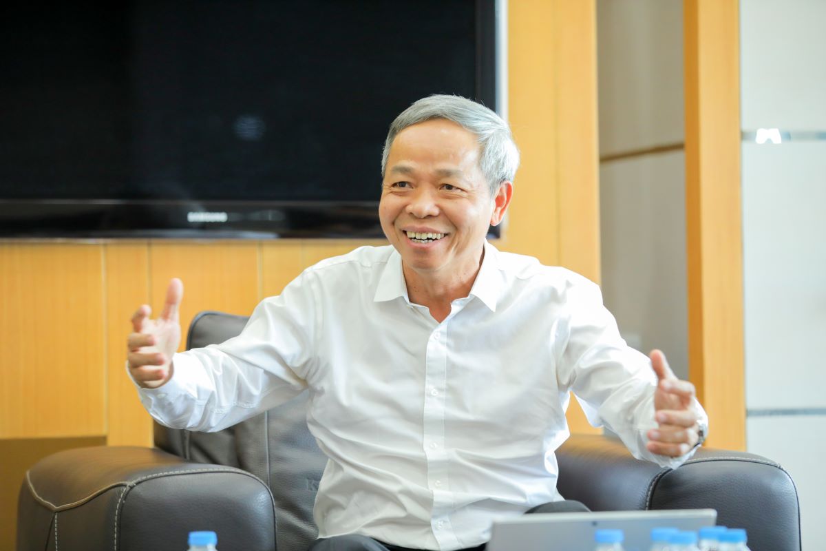 Chủ tịch CMC Nguyễn Trung Chính chia sẻ về chiến lược cạnh tranh bằng sự khác biệt và tạo giá trị cho khách hàng, sau khi CMC mở văn phòng tại Hàn Quốc. Ảnh: CMC