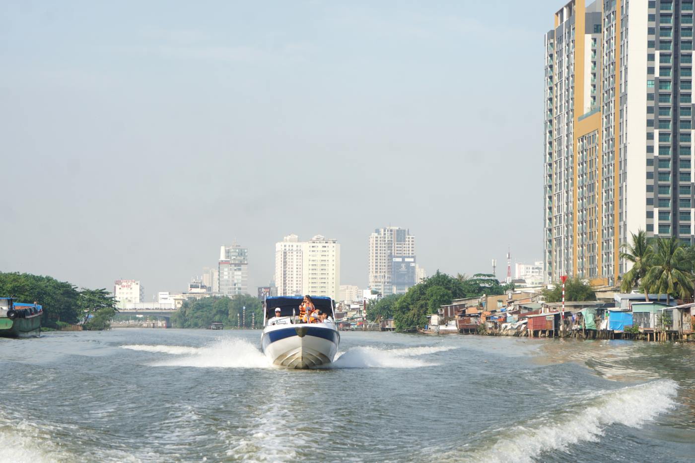 Người dân trải nghiệm tuyến du lịch đường thủy nội đô khám phá TPHCM bằng cano cao tốc. Ảnh: Thanh Chân