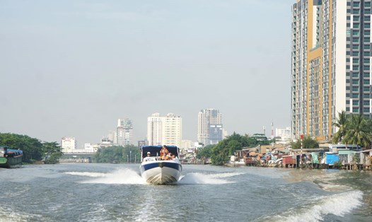 Người dân trải nghiệm tuyến du lịch đường thủy nội đô khám phá TPHCM bằng cano cao tốc. Ảnh: Thanh Chân