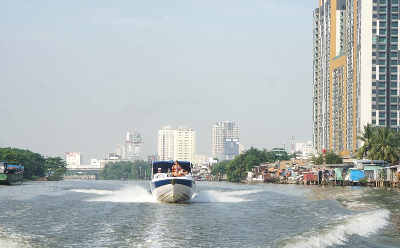 Người dân trải nghiệm tuyến du lịch đường thủy nội đô khám phá TPHCM bằng cano cao tốc. Ảnh: Thanh Chân