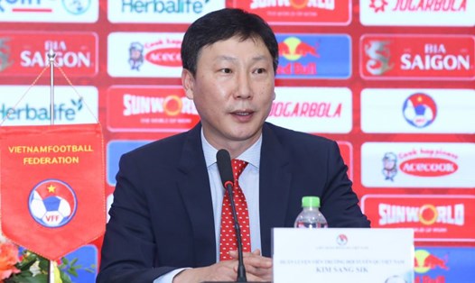 Huấn luyện viên Kim Sang-sik sẽ phải dần làm quen với những vấn đề của bóng đá Việt Nam. Ảnh: Minh Phong