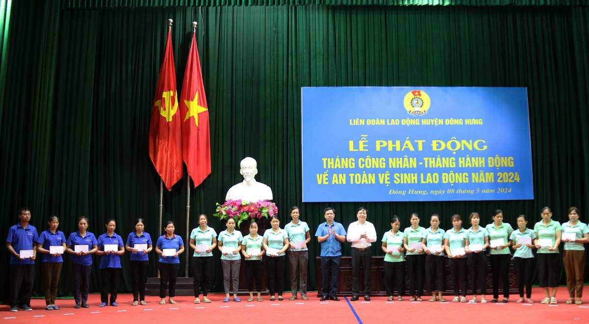 Chủ tịch LĐLĐ tỉnh Thái Bình và Bí thư Huyện ủy Đông Hưng trao quà động viên CNLĐ. Ảnh: Bá Mạnh