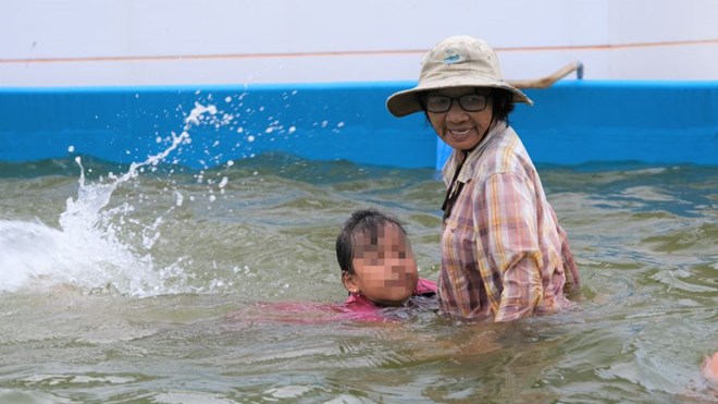 Vietnam Glory 2024: Frau unterrichtet seit über 20 Jahren Freischwimmen in Dong Thap