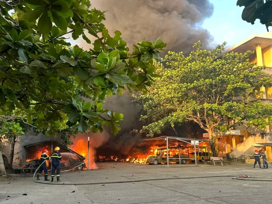 40 xe điện bị thiêu rụi, 5 xe khách hư hỏng sau vụ cháy kéo dài 30 phút ở Hội An, Quảng Nam sáng 8.5. Ảnh Hội An.