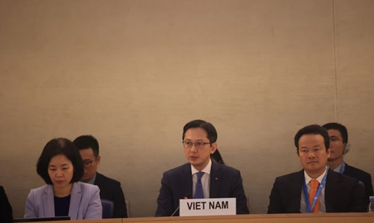 Thứ trưởng Bộ Ngoại giao Đỗ Hùng Việt (giữa) tại phiên đối thoại. Ảnh: Bộ Ngoại giao