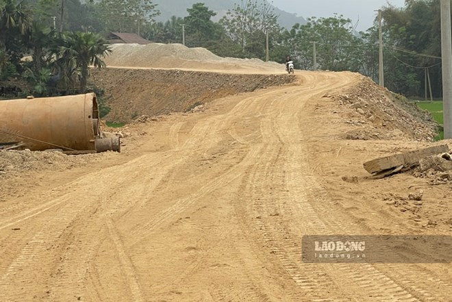 Đường 2.000 tỉ đồng ở Yên Bái thi công ì ạch do vướng tài sản của người dân trên đất rừng