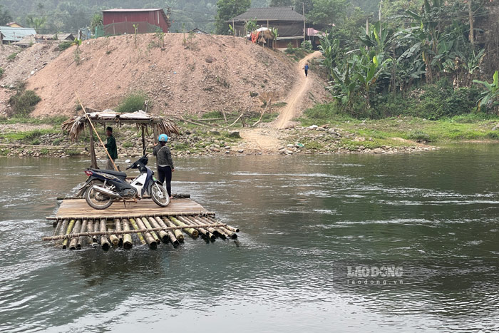 Người dân phải đối mặt nhiều rủi ro khi phải đi bè tre qua bên kia suối trước khi có cầu. Ảnh: Đinh Đại