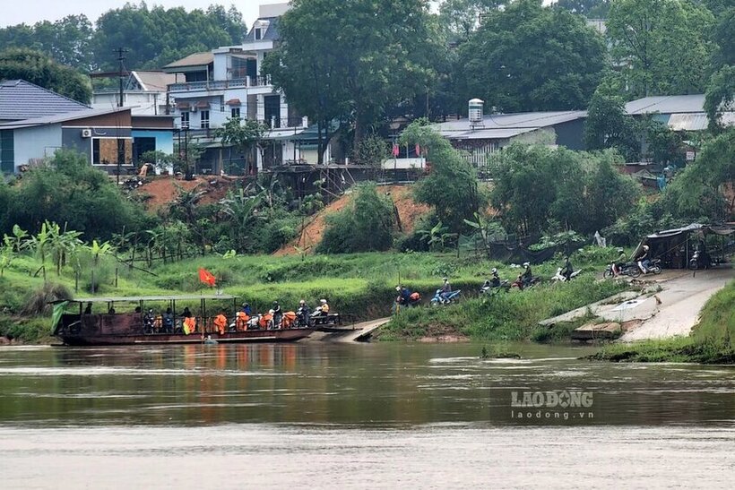 Các công nhân lao động lũ lượt xuống đò sang sông. Ảnh: Tô Công.