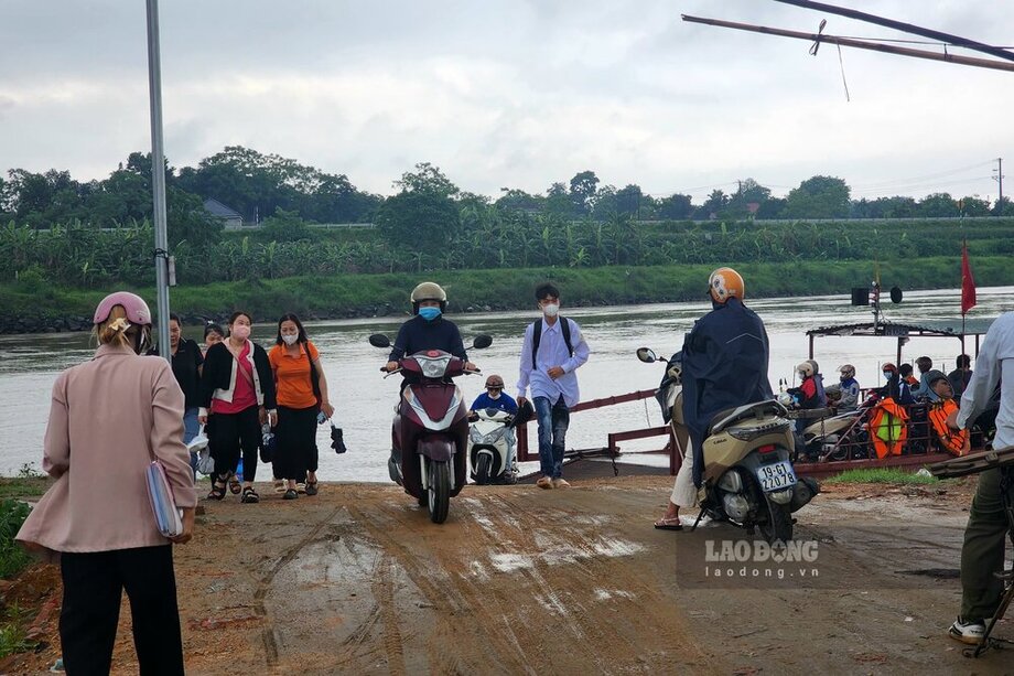 Các công nhân tốn hơn 400 nghìn đồng/tháng tiền đi đò sang sông. Ảnh: Tô Công.