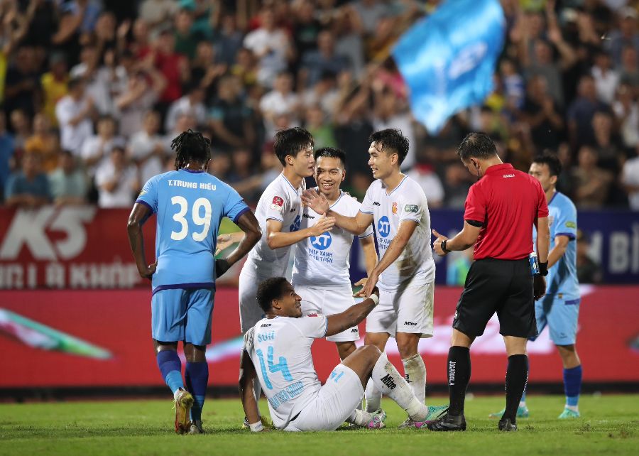 Kết quả này giúp Nam Định có 38 điểm, hơn 8 điểm so với đội xếp thứ 2 là Bình Dương sau 17 vòng đấu. 