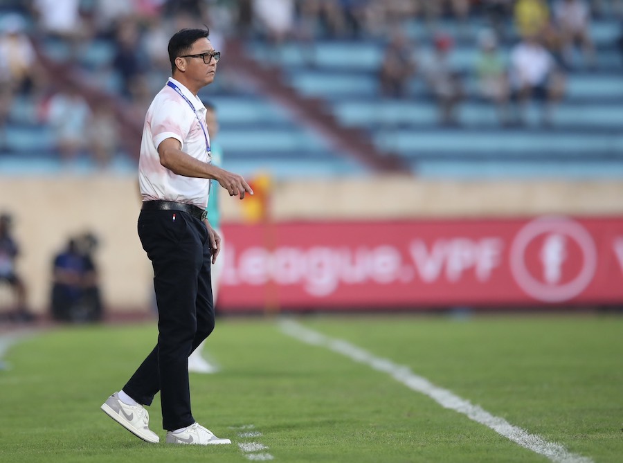 Huấn luyện viên Lê Huỳnh Đức không phàn nàn dù Bình Dương thua trận. Ảnh: NĐFC