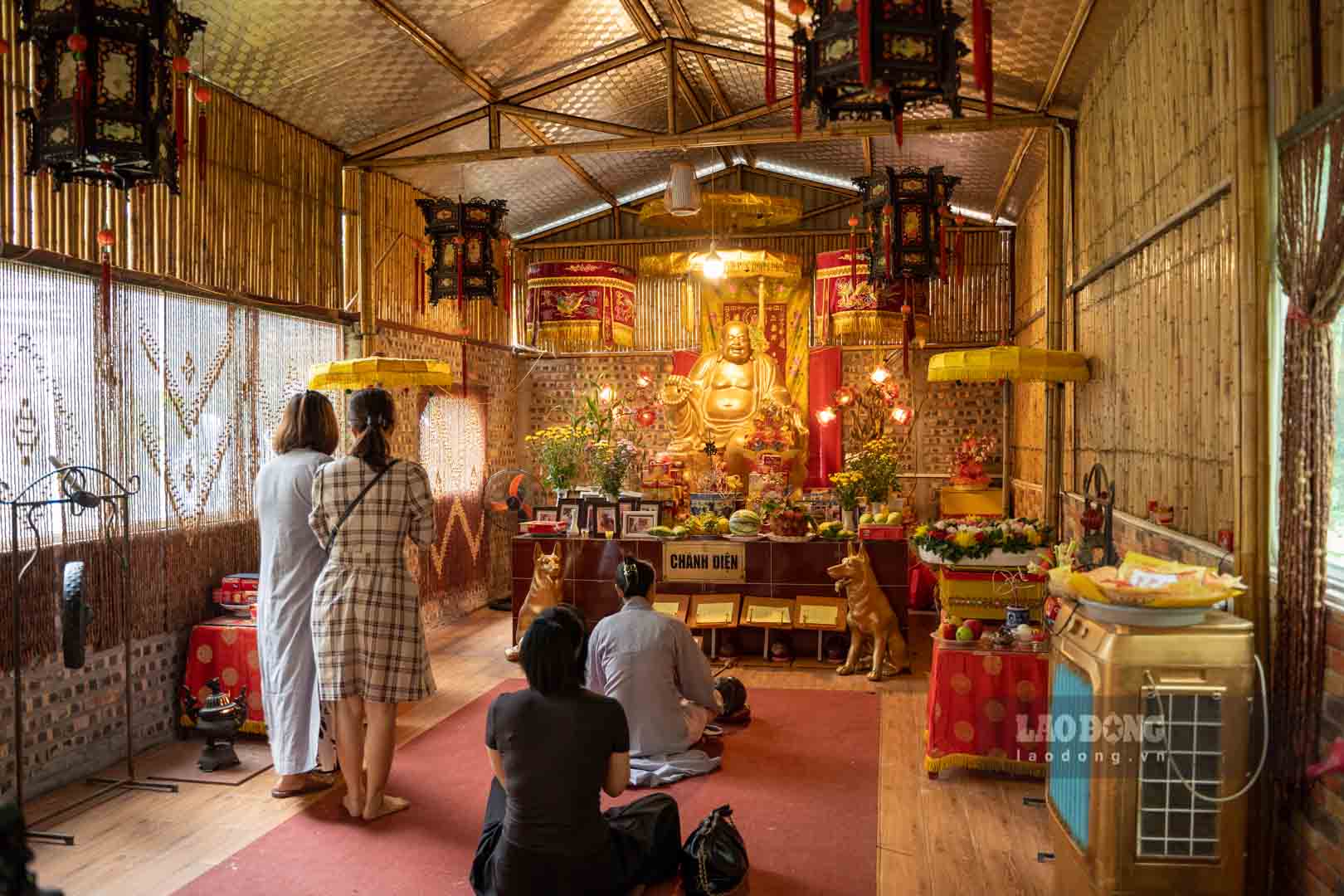 Chị Trần Thị Hương (áo đen) và những người chủ cùng có thú cưng được đặt tại chùa đang thắp hương vào ngày mùng 1 Âm lịch. Ảnh: Đền Phú