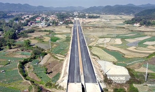Tuyến Quốc lộ 4B từ TP Lạng Sơn đến tỉnh Quảng Ninh đang được cải tạo, nâng cấp. Ảnh: Tô Công