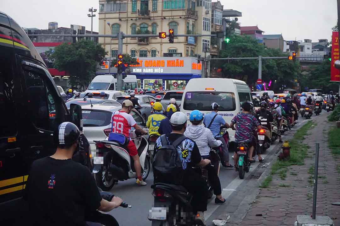 Khu vực nút giao đường Láng - phố Yên Lãng hỗn loạn giao thông. Ảnh: Nhật Minh