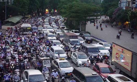 Cảnh xe cộ chật kín tại nút giao đường Láng - Ngã Tư Sở vào giờ cao điểm buổi chiều. Ảnh: Nhật Minh