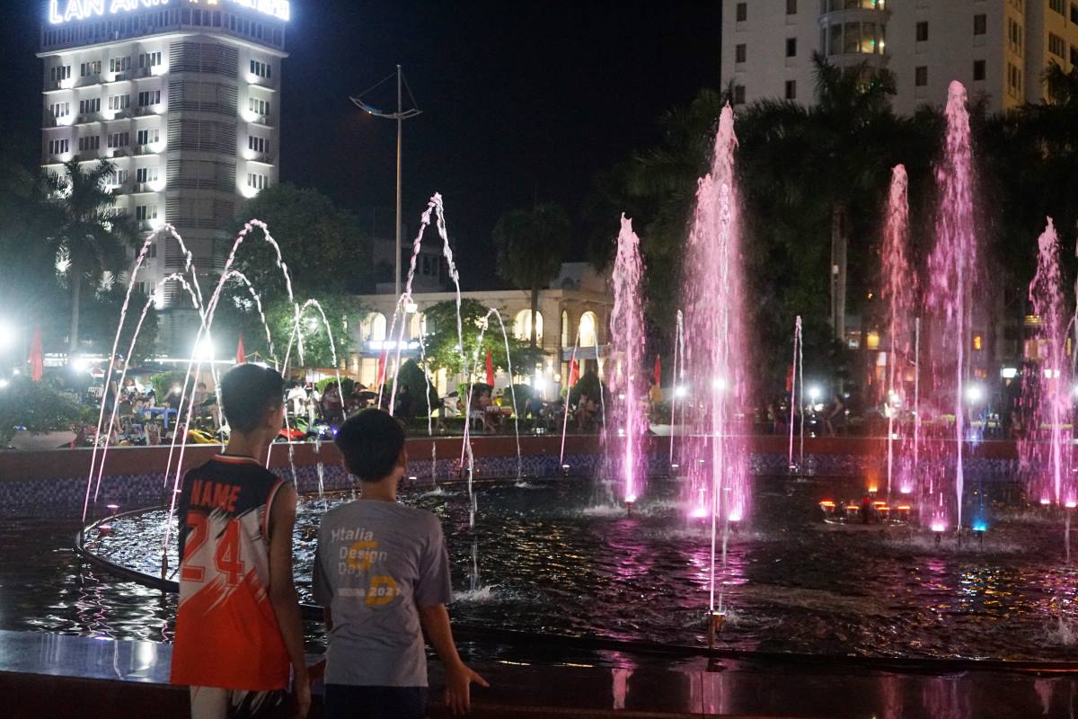 Nhiều người dân, trẻ nhỏ thích thú tận hưởng không gian rực rỡ sắc màu tại quảng trường Lam Sơn, TP. Thanh Hóa. Ảnh: Quách Du