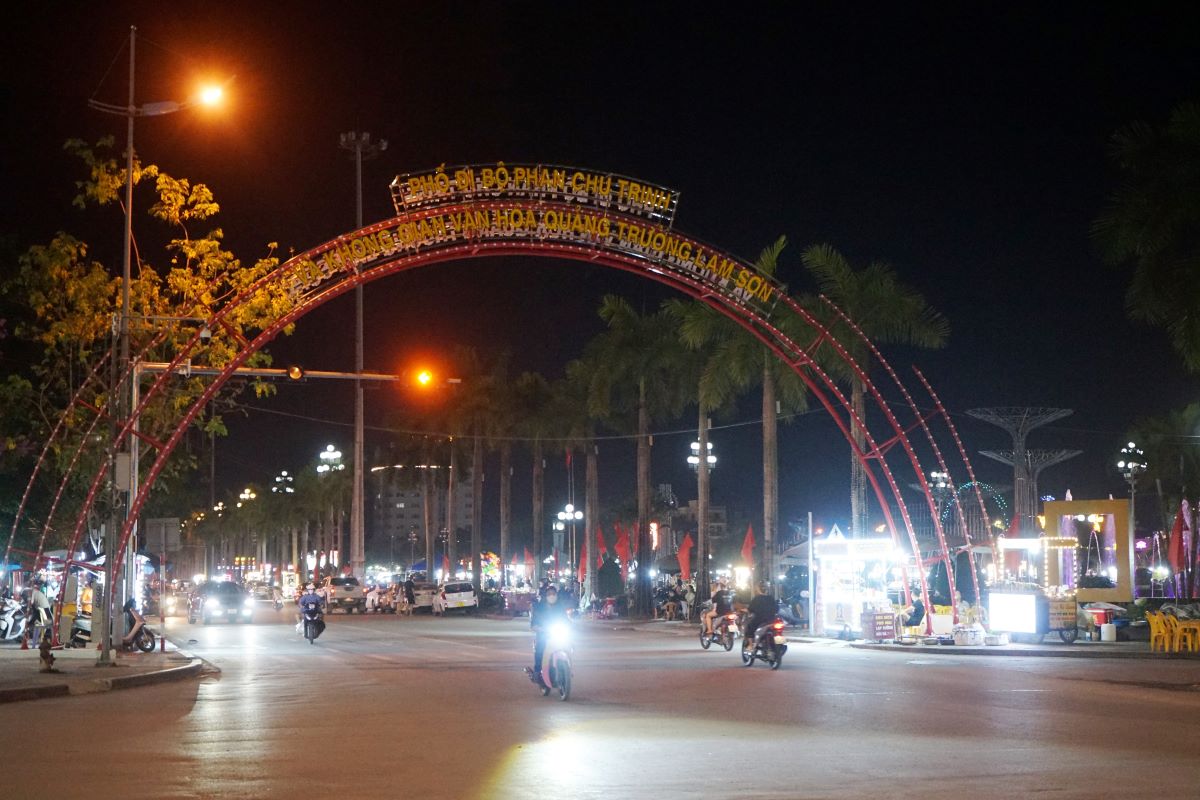 Theo đó, sau nhiều năm triển khai đề án phố đi bộ tại TP. Thanh Hóa, đến nay, phố đi bộ Phan Chu Trinh và không gian văn hóa quảng trường Lam Sơn đã hình thành, và trở thành tuyến phố đi bộ đầu tiên tại tỉnh Thanh Hóa. Ảnh: Quách Du