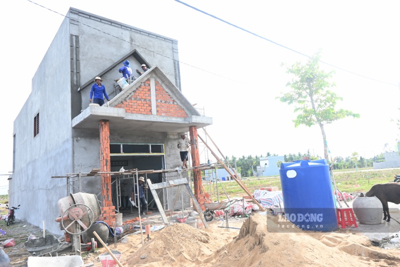 Người dân ở trong khu tái định cư dự án khu công nghiệp Phú Thuận phải mua nước ngọt với giá 100.000 đồng/m3 để trộn bê tông xây dựng nhà ở. Ảnh: Thành Nhân
