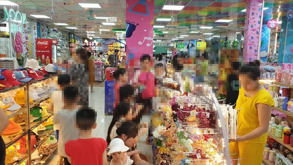 Mỗi tối thường có hàng trăm khách hàng đến vui chơi, mua sách tại Nhà sách Tiến Thọ, quận Thanh Xuân dù cơ sở đang bị đình chỉ hoạt động. Ảnh: PV Lao Động