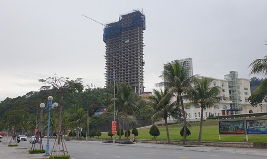 Một khách sạn cao tầng ở Bãi Cháy, Hạ Long đang chờ hoàn thiện. Ảnh: Nguyễn Hùng