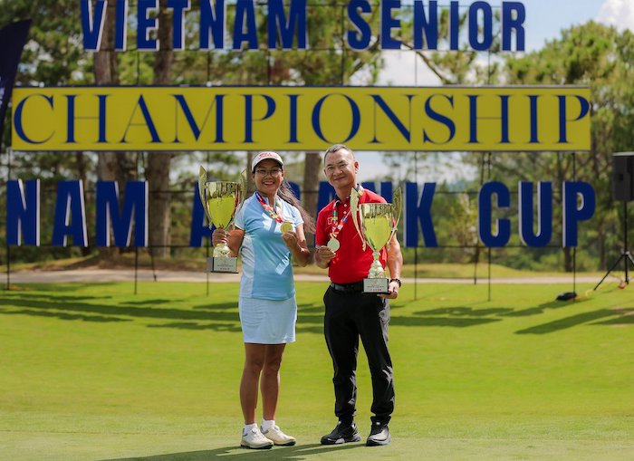 Nhà vô địch Nguyễn Thị Ngọc Dung và Đỗ Anh Đức tại giải golf trung niên 2024. Ảnh: VNS