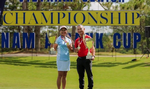 Nhà vô địch Nguyễn Thị Ngọc Dung và Đỗ Anh Đức tại giải golf trung niên 2024. Ảnh: VNS