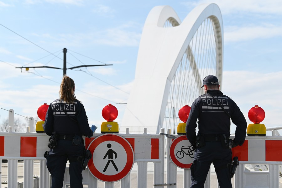 Cảnh sát đứng gác tại biên giới giữa Đức và Pháp ở Kehl, Đức, ngày 17.3.2020. Ảnh: Xinhua