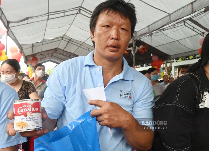 Những hộp sữa do Công ty TNHH Nestlé Việt Nam tài trợ đã đến tận tay công nhân lao động làm việc trên địa bàn tỉnh Tiền Giang. Ảnh: Thành Nhân