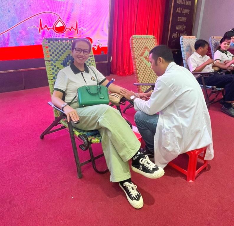 Bà Nguyễn Thị Thùy Trang đã tham gia hiến máu 29 lần. Ảnh: Mỹ Linh