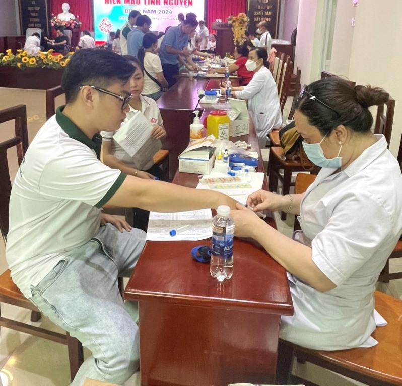 Đoàn viên, người lao động Kiên Giang tích cực hưởng ứng tham gia hiến máu tình nguyện. Ảnh: Mỹ Linh