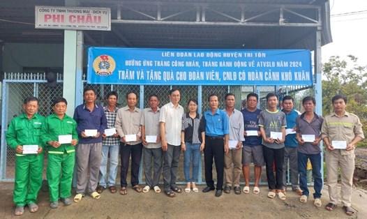 Nhân Tháng Công nhân năm 2024, LĐLĐ huyện Tri Tôn thăm và tặng quà cho người lao động tại 5 doanh nghiệp chưa có tổ chức Công đoàn trên địa bàn. Ảnh: Kim Yến